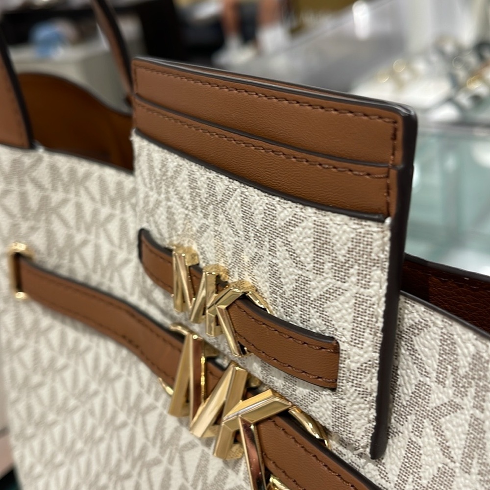 MICHAEL KORS Reed Large Card Holder Case Wallet 
COLOR: Vanilla MK Signature - Picture 16 of 16
